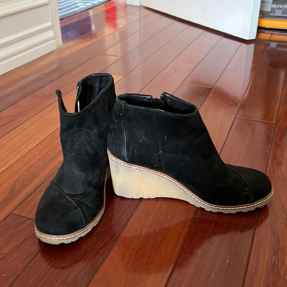 Good condition Tom’s wedge suede boots